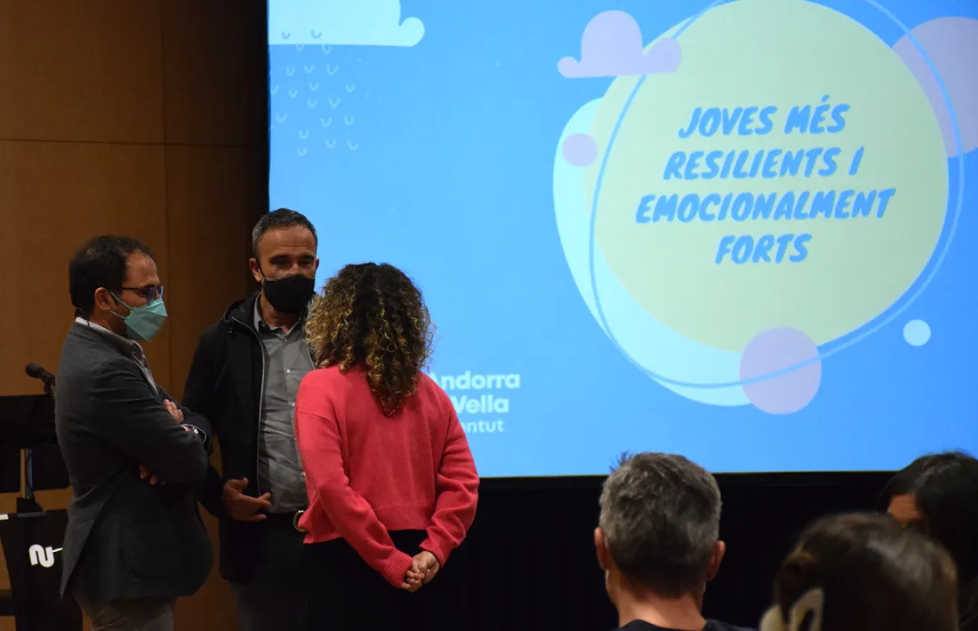 El conseller de Joventut i Esports d'Andorra la Vella, Alain Cabanes, i el psicòleg i escriptor Tomás Navarro, abans de la xerrada.