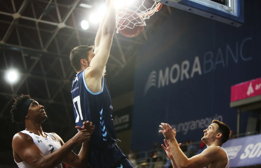 Víctor Arteaga, que va deixar de ser ‘temporer’ dilluns, va donar molta ‘llum’ al joc interior del BC MoraBanc contra el Partizan. Foto: Facundo Santana