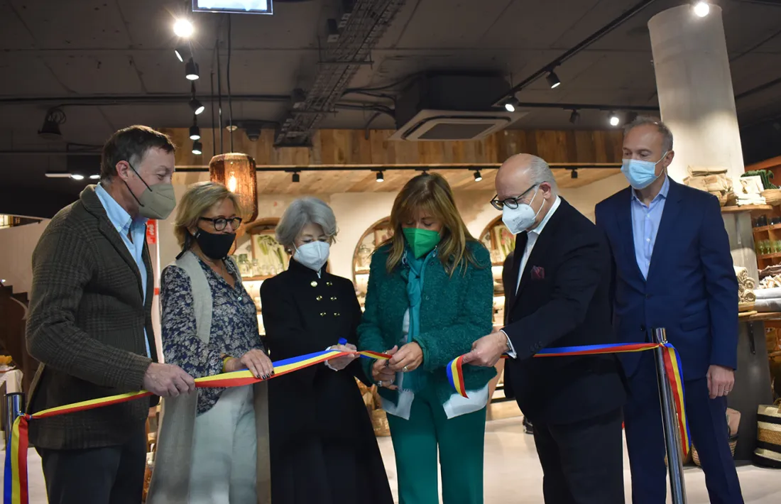 Autoritats i responsables de Pyrénées, en el tall de la cinta inaugural.