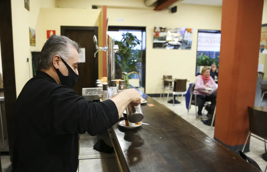 Molts establiments no veuen clar l'ús del passaport Covid.