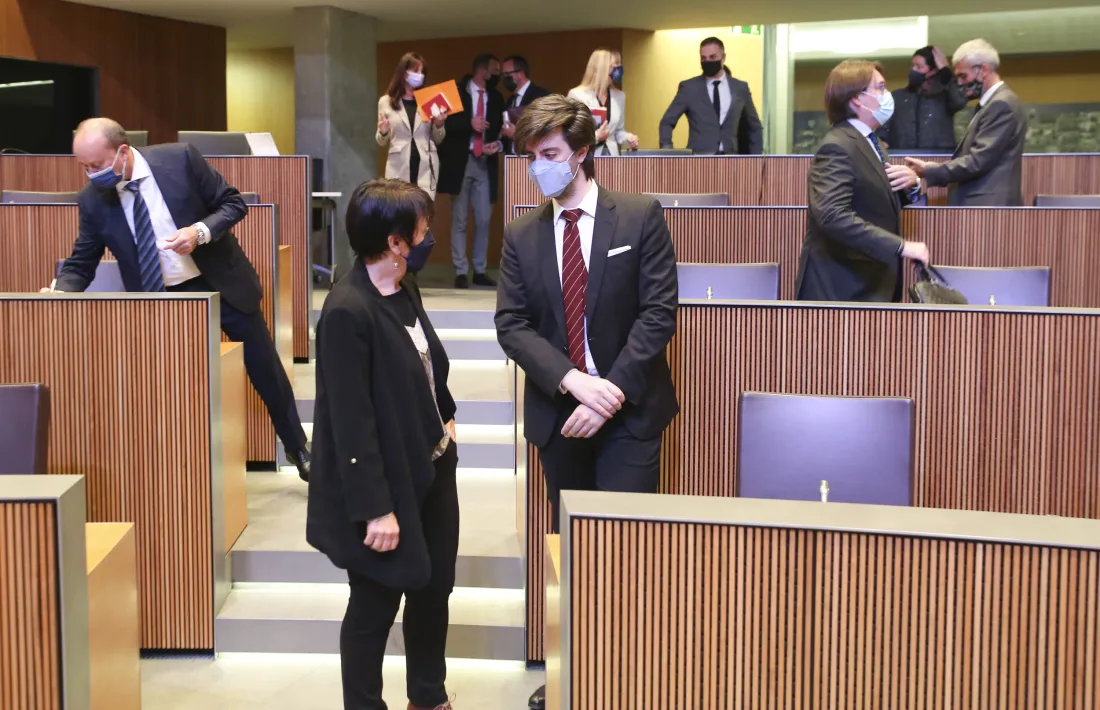 El president del grup demòcrata, Carles Enseñat, amb la síndica general, Roser Suñé, abans de l’inici de la sessió d’ahir.