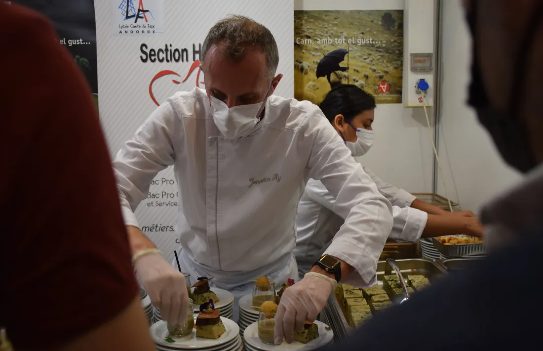 Un dels restauradors a la 29a mostra gastronòmica d'Ordino servint un plat.