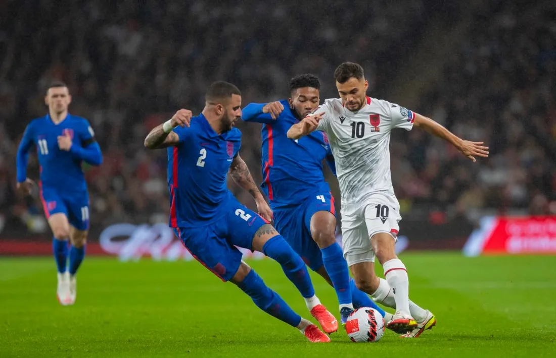 Nedim Bajrami defensat per Kyle Walker. Foto: Federata Shqiptare e Futbollit