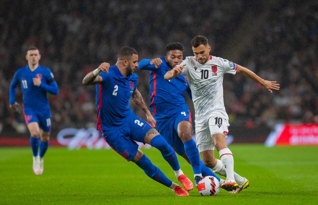 Nedim Bajrami defensat per Kyle Walker. Foto: Federata Shqiptare e Futbollit
