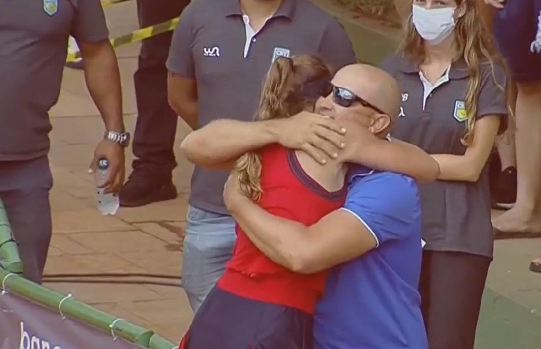 Vicky Jiménez va abraçar el seu pare i també entrenador, Joan Jiménez.