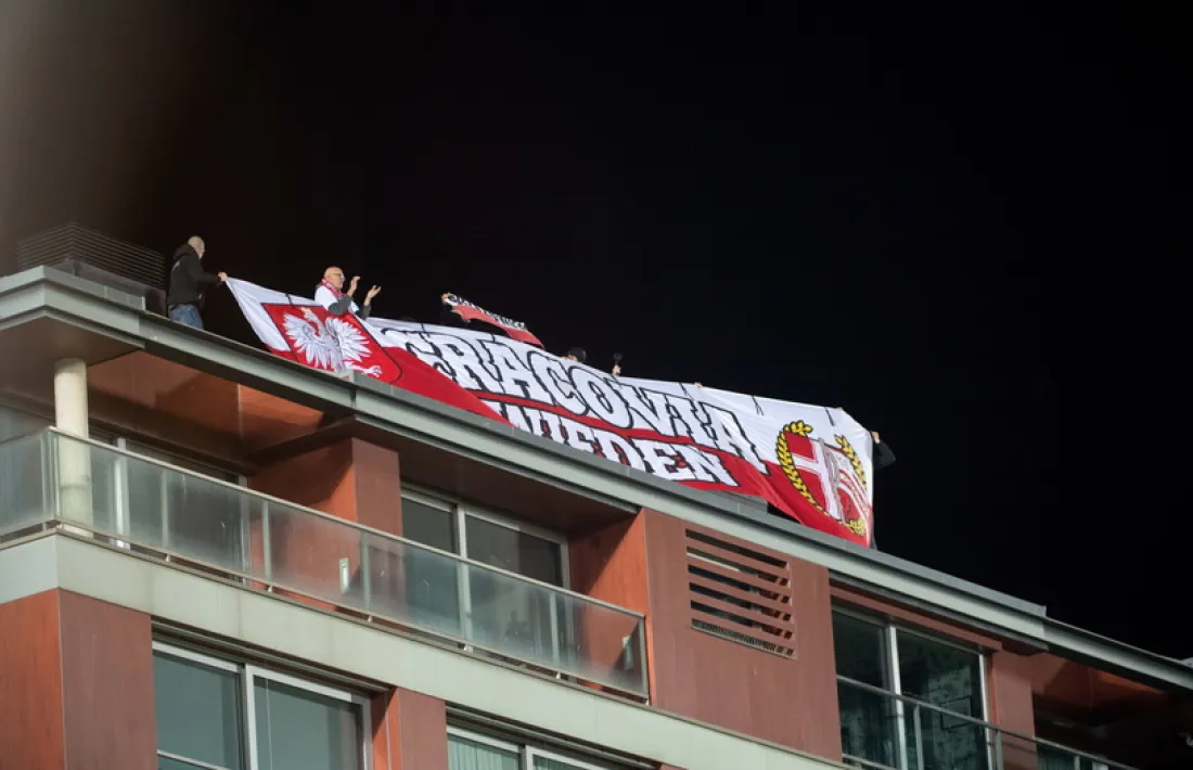 En algun cas, els seguidors de Polònia van arribar fins al terrat amb pancartes.