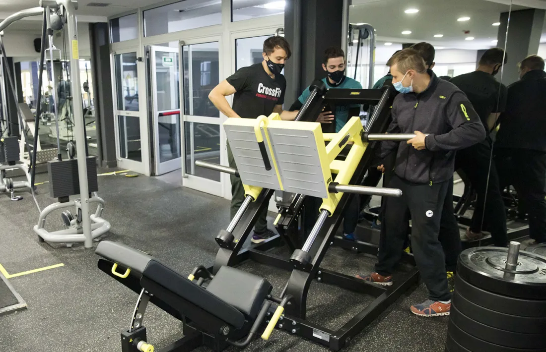 Usuaris a les instal·lacions del Centre esportiu dels Serradells.