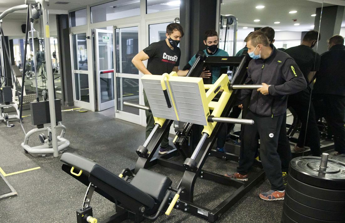 Usuaris a les instal·lacions del Centre esportiu dels Serradells.