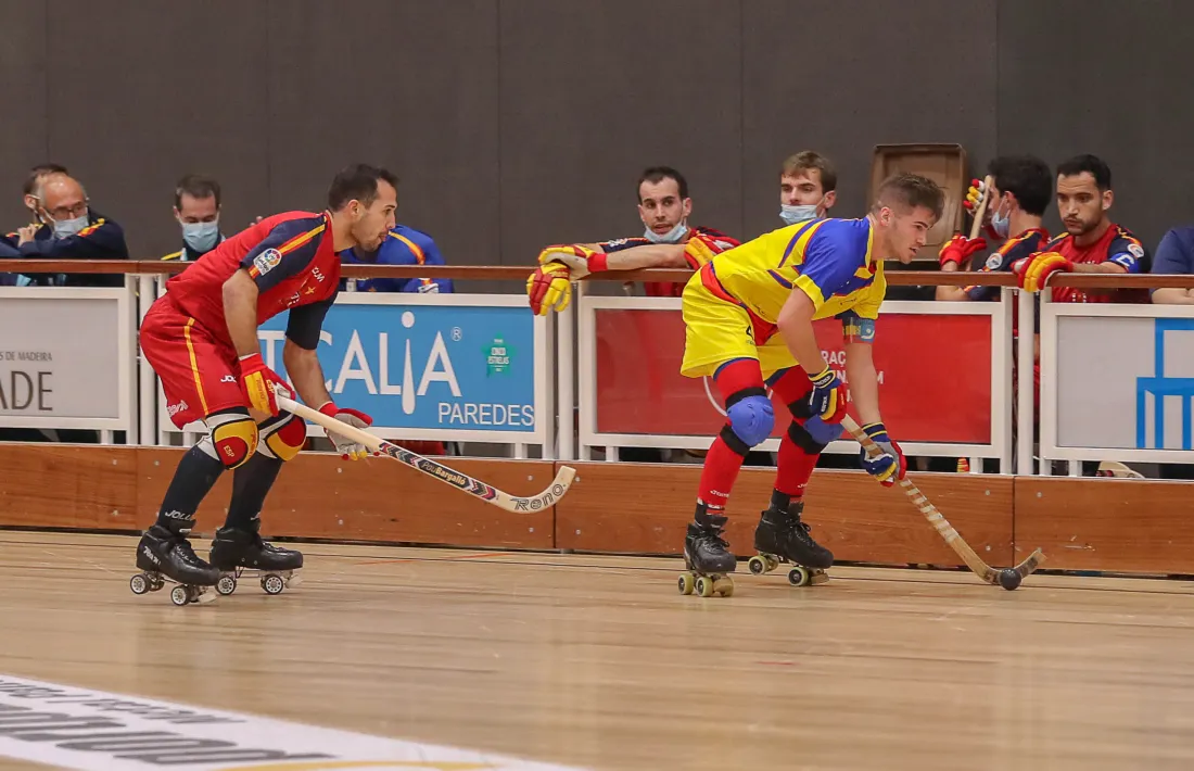 Gerard Miquel, el capità de la selecció, defensat per un jugador d’Espanya. Foto: Antonio Lopes / antonio lopes / WS Europe Rink Hockey