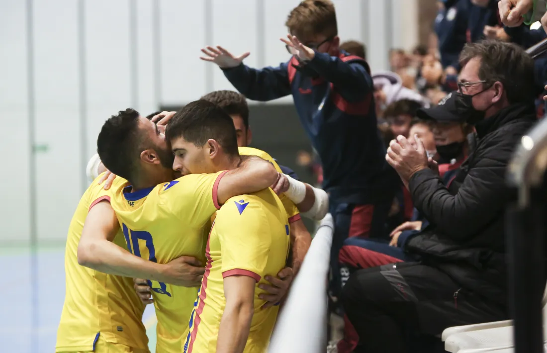 La selecció va celebrar l’1 a 0 d’Eric Mesquita amb els aficionats. Foto: Facundo Santana