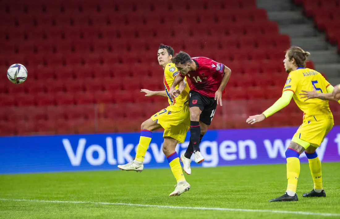 Qazim Laçi va rematar de cap al pal en la millor ocasió de la primera part del partit entre Albània i Andorra a Tirana.Foto: FSHF