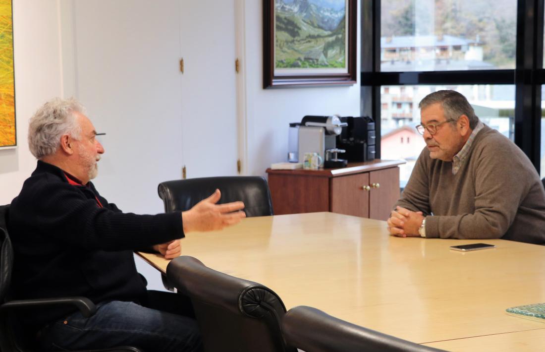 El cònsol menor d'Encamp, Jean Michel Rascagneres, i el maire de Porté-Puymorens, Philippe Maurisse, durant la trobada d'avui.