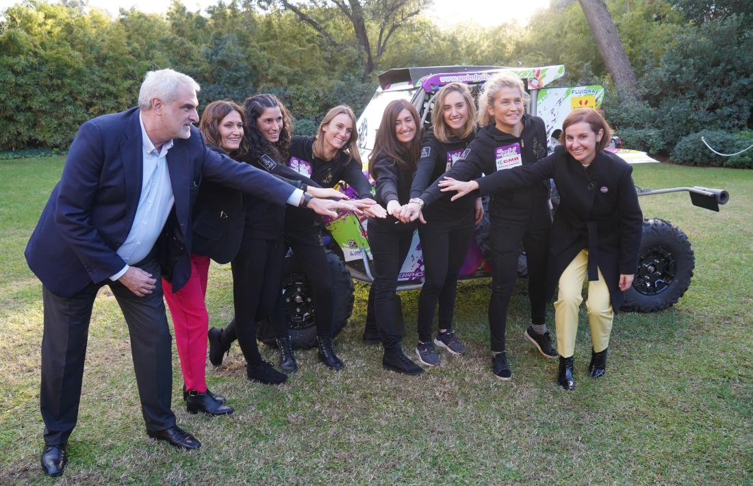 L’equip CMR Group Women Dakar, amb Margot Llobera, es va presentar ahir a Barcelona. Foto: Paco J. Muñoz