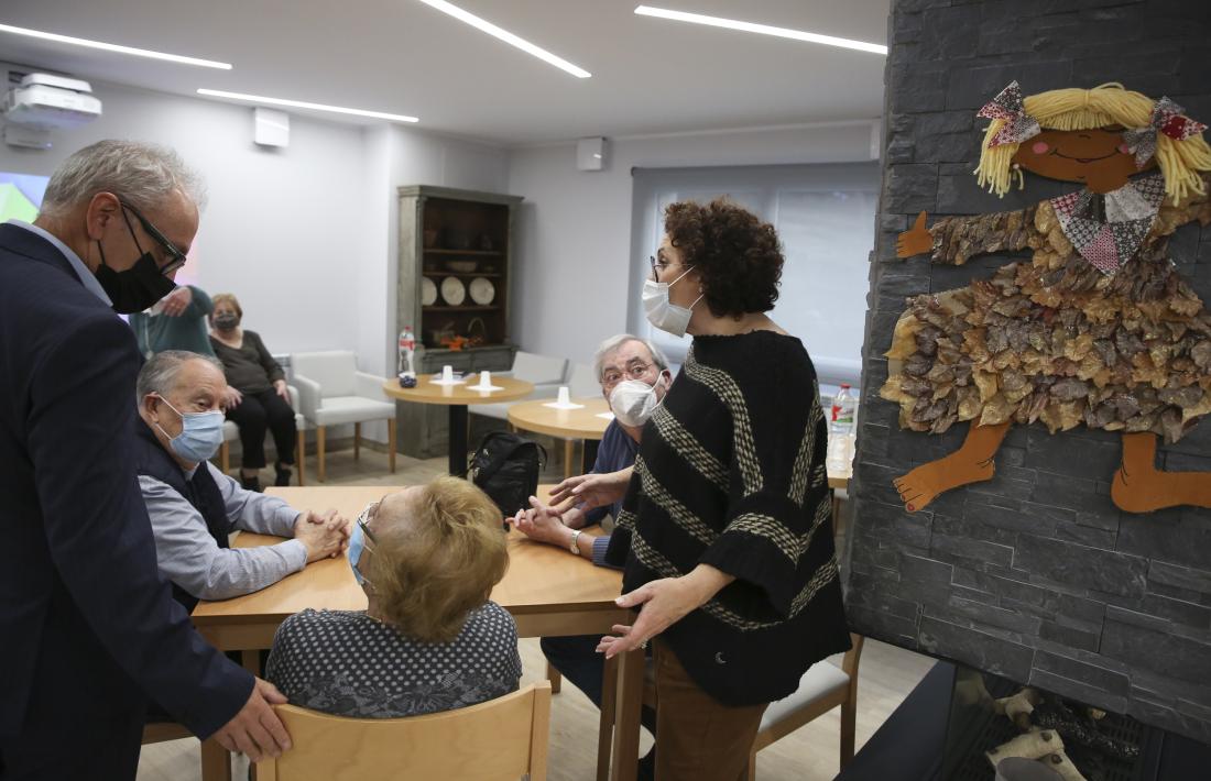 El cònsol major Francesc Camp i la ministra Judith Pallarés conversen amb la gent gran de Canillo.