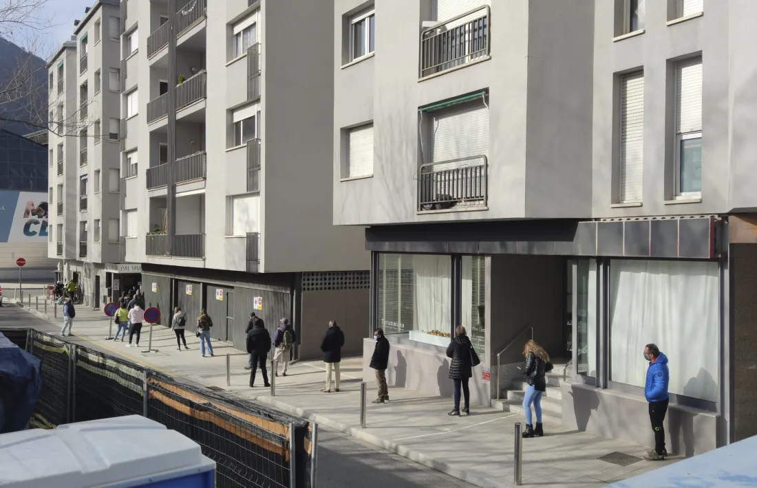 Gent fa cua al punt de venda de jocs d’atzar espanyols a Escales-Engordany.