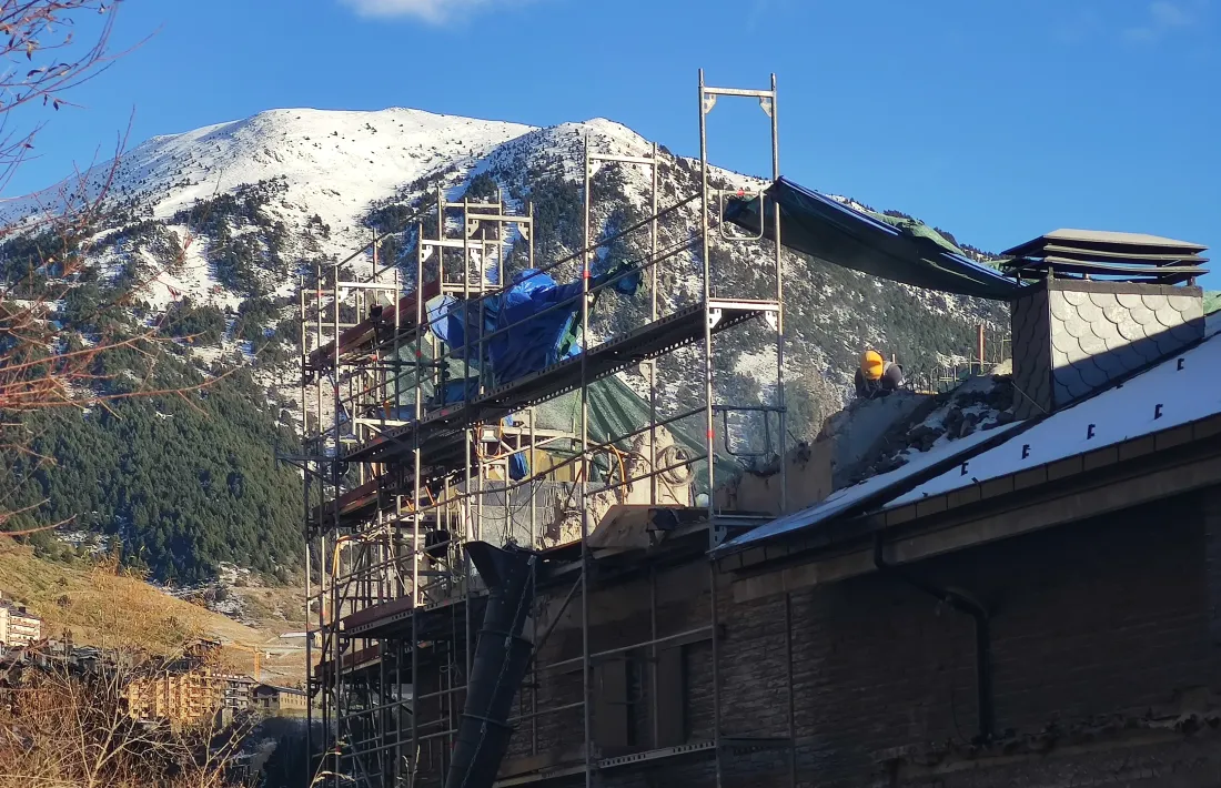 Els treballs que s’estan duent a terme a l’edifici afectat.