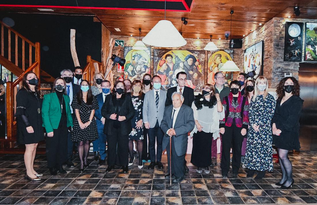 Foto de família dels guanyadors de la Nit Literària amb els patrocinadors i el cap de Govern, Xavier Espot.