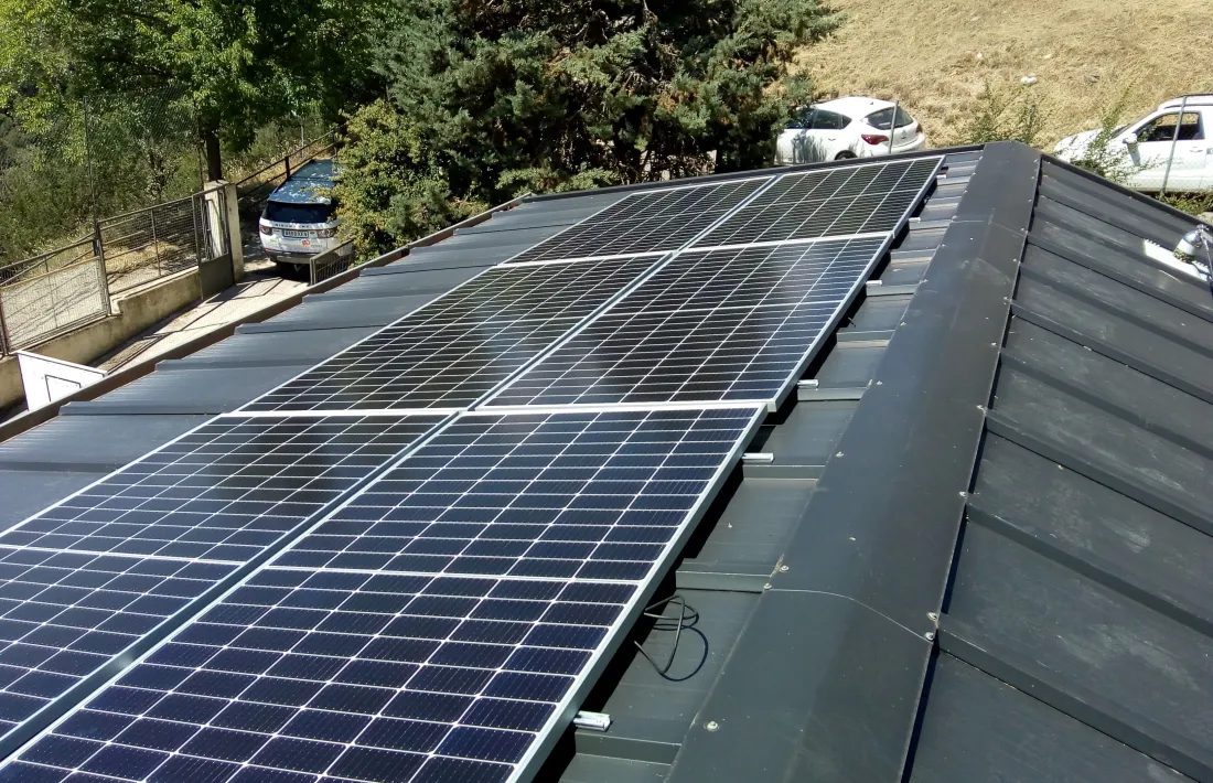 Plaques fotovoltaiques instal·lades a l’escola de Castellciutat.