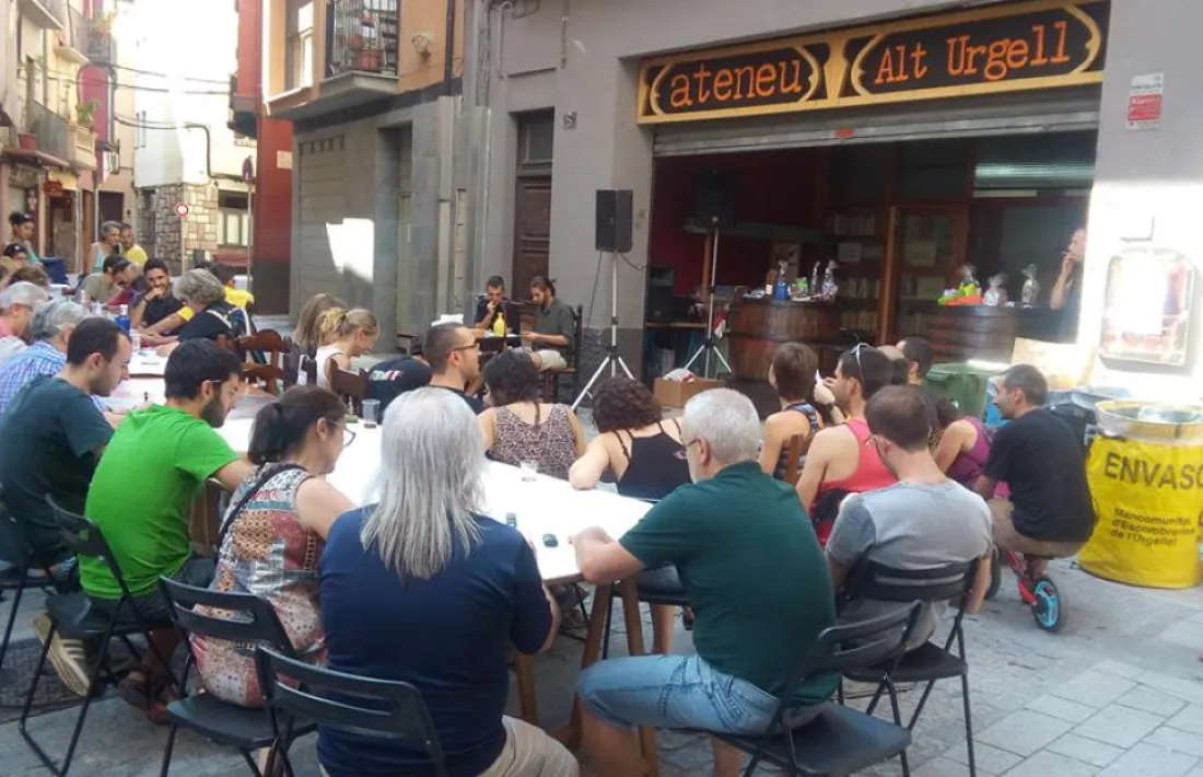 Trobada a l’exterior del local, al carrer Capdevila.