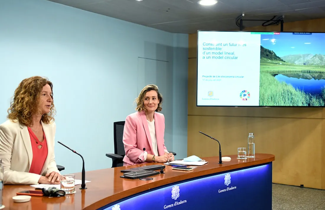La ministra de Medi Ambient, Agricultura i Sostenibilitat, Sílvia Calvó, i la directora de Medi Ambient, Sílvia Ferrer, van presentar el projecte d'economia circular.