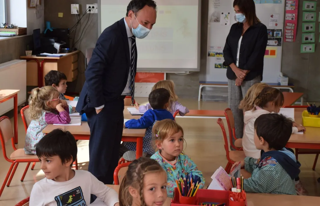 El cap de Govern, Xavier Espot, i la ministra d'Educació i Ensenyament Superior, Ester Vilarrubla, durant la visita a l'escola andorrana de maternal i primera ensenyança de Canillo.