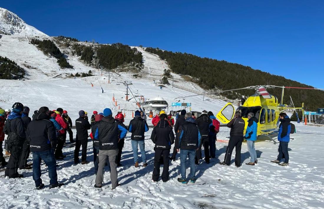 Els participants en el simulacre d’evacuació, dilluns, a Grau Roig.