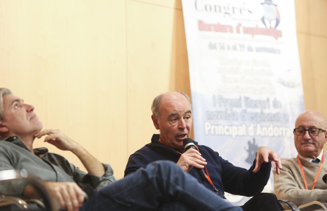 Greg Coonen (‘La pífia’), Claude Benet (‘Guies, fugitius i espies’) i Joaquín Abad (‘El andorrano’), a la taula rodona d’ahir sobre espionatge a Andorra.
