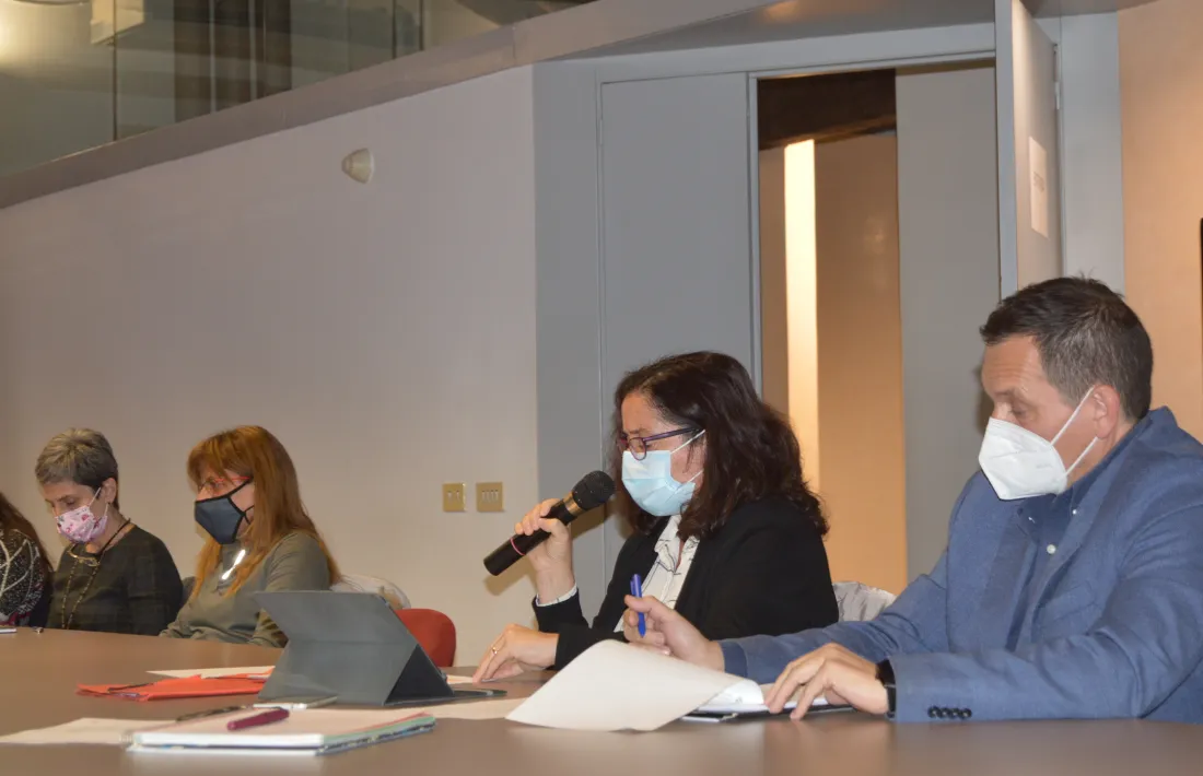 Carlota Valls i Toni Mas, dos dels consellers de Compromís pel Pirineu, durant la sessió extraordinària al Consell Comarcal. 