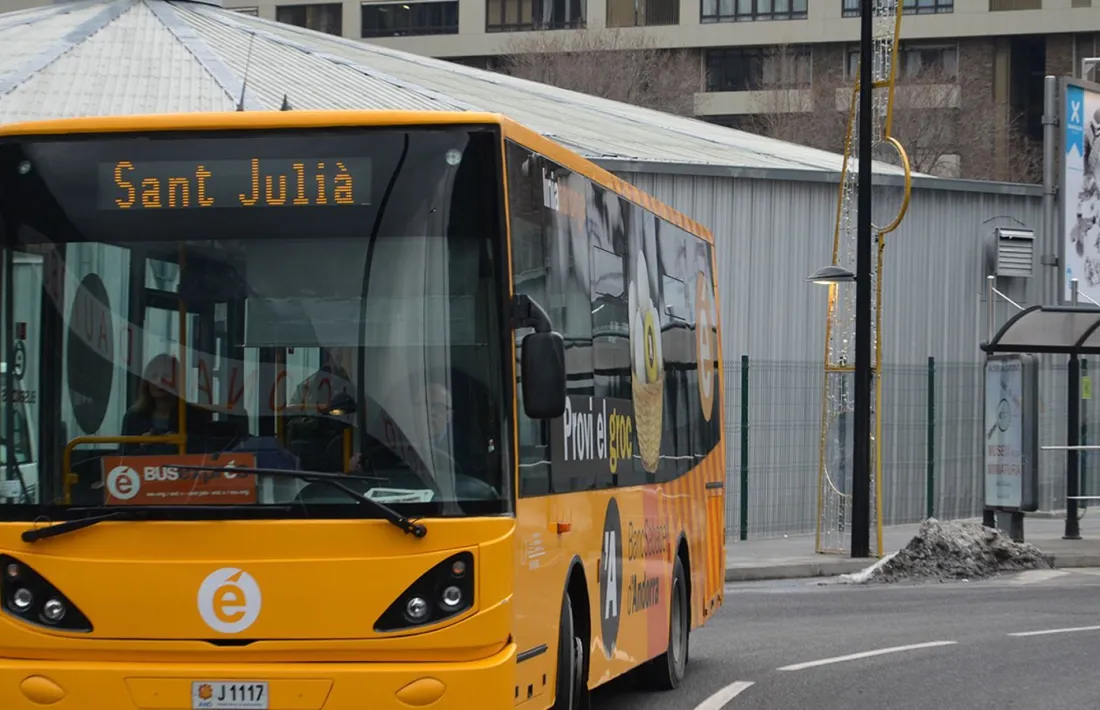 Un bus exprés en el seu recorregut cap a Sant Julià de Lòria.