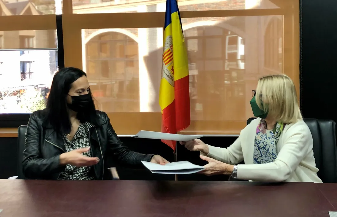 Unb moment de la signatura del memoràndum.