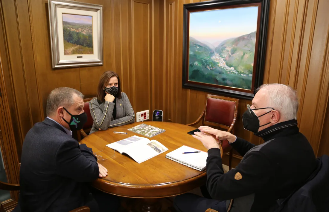Trobada dels cònsols de Sant Julià de Lòria, Josep Majoral i Mireia Codina, amb l'enginyer agrònom, Jordi Deu.