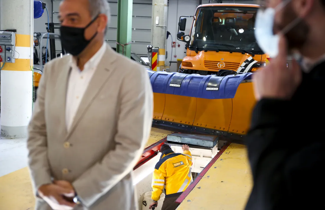 Un treballador del COEX revisa un camió llevaneus mentre David Palmitjavila explica el pla de viabilitat per aquesta temporada.