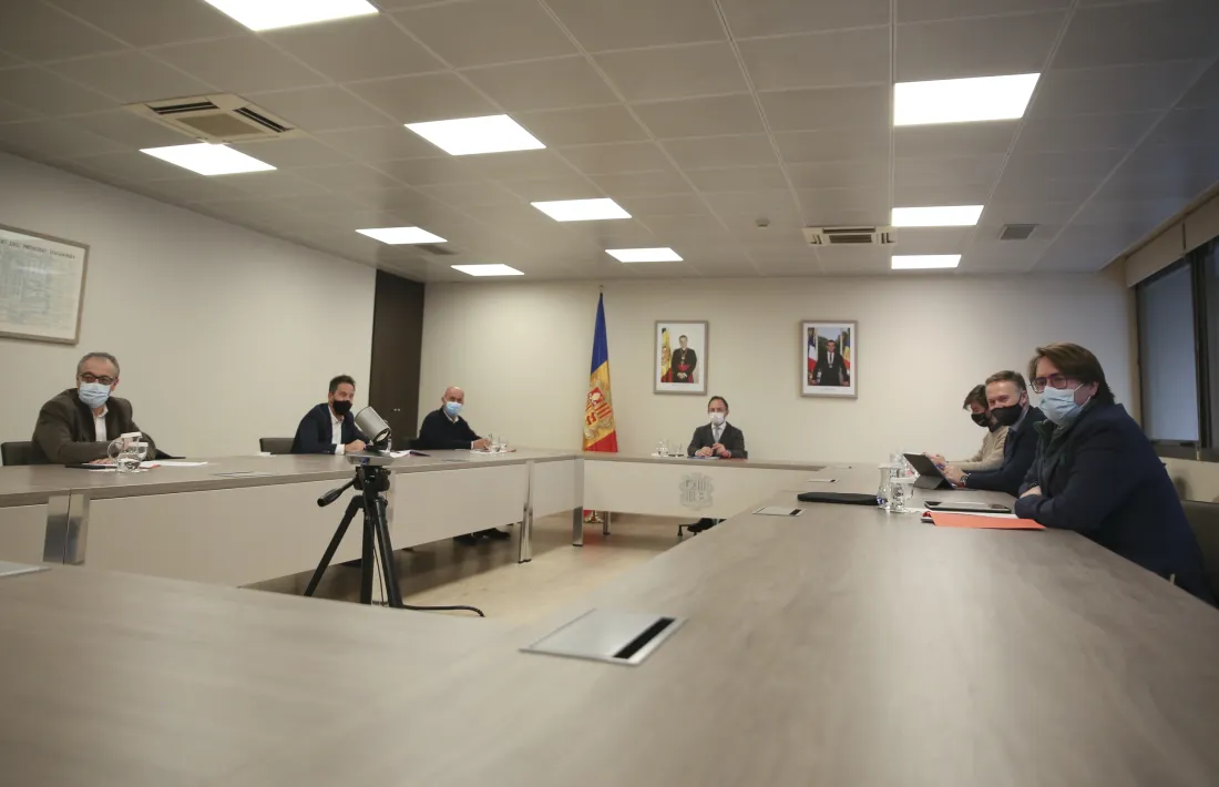 Un moment de la reunió del cap de Govern i el ministre de Salut amb els presidents dels cinc grups parlamentaris.