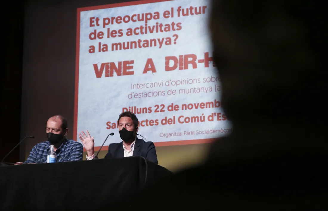 Un moment de la reunió del PS per tractar la llei d’estacions de muntanya.