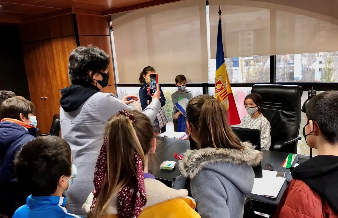 Un moment de la visita dels alumnes al Comú de la Massana, aquest matí. 