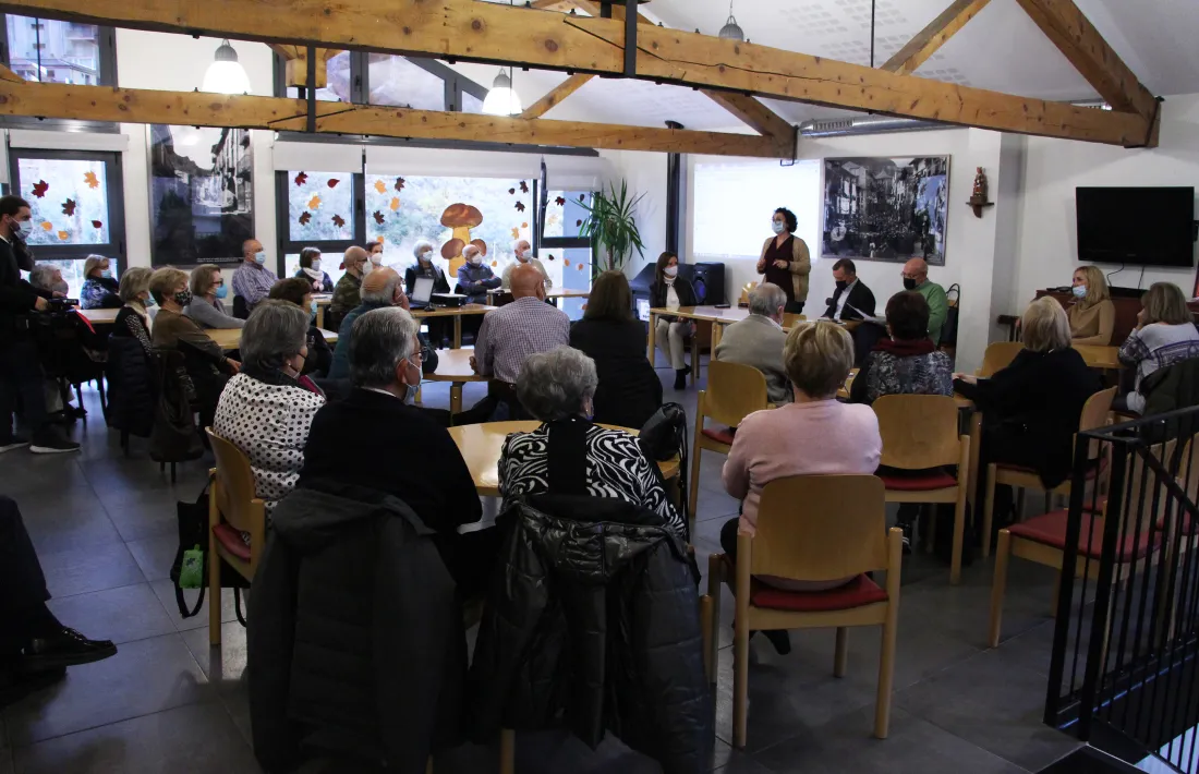 Un moment de la visita de la ministra d'Afers Socials, Joventut, i Igualtat, Judith Pallarés, a la Llar de Lòria.