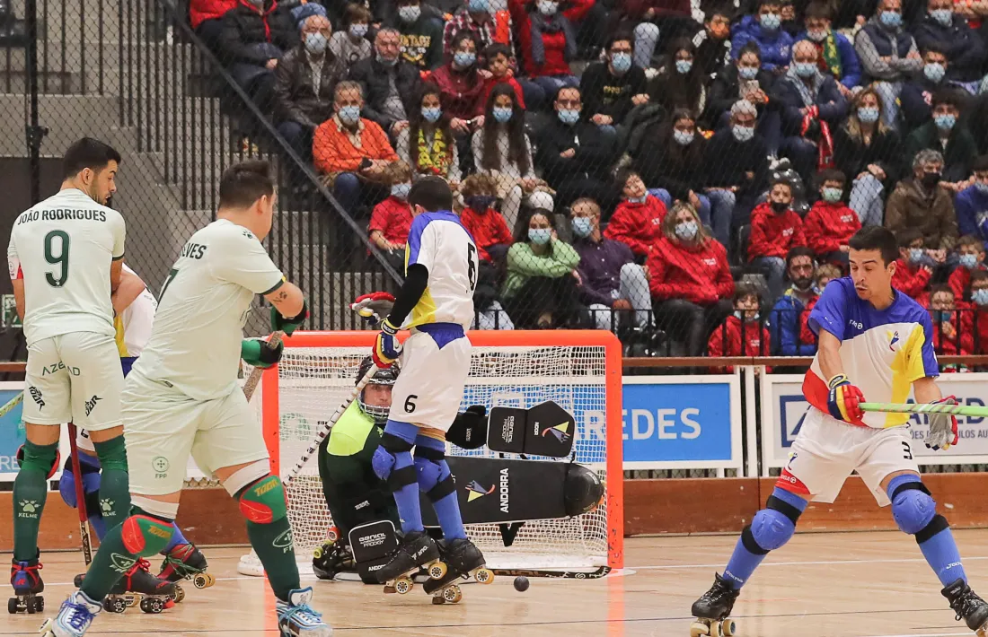 João Rodrigues, de la selecció portuguesa, fent un bloqueig a un jugador andorrà. Foto: Antonio Lopes / WS Europe Rink Hockey