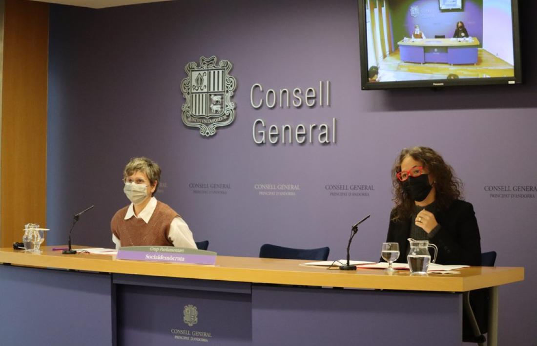 Les parlamentàries del PS Susanna Vela i Judith Salazar van presentar una proposta d’acord que vol garantir la llibertat d’expressió.