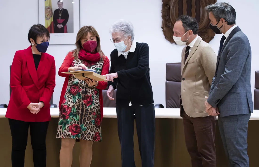 Marsol va entregar a Bonell una rèplica de la placa que es posarà al carrer que durà el seu nom.