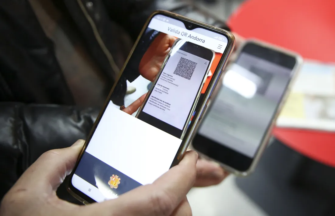 Lectura d’un passaport Covid en un bar del Principat.