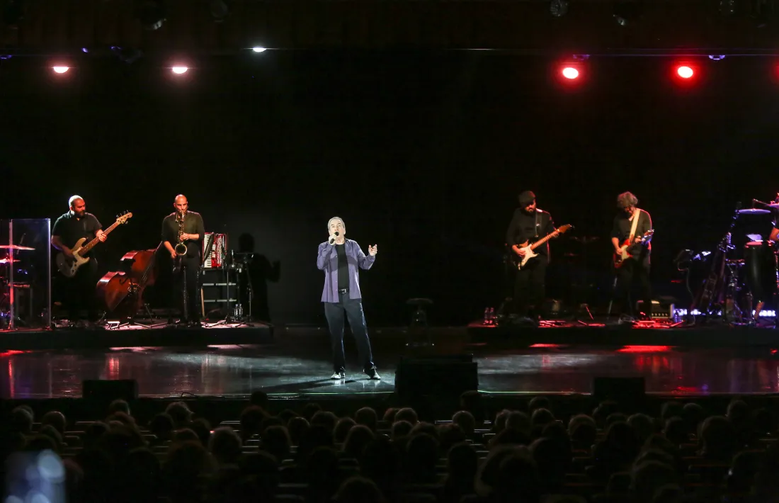 Perales va esperar als bisos per cantar ‘Un velero llamado Libertad’, ‘¿Y cómo es él?’ i ‘Te quiero’.