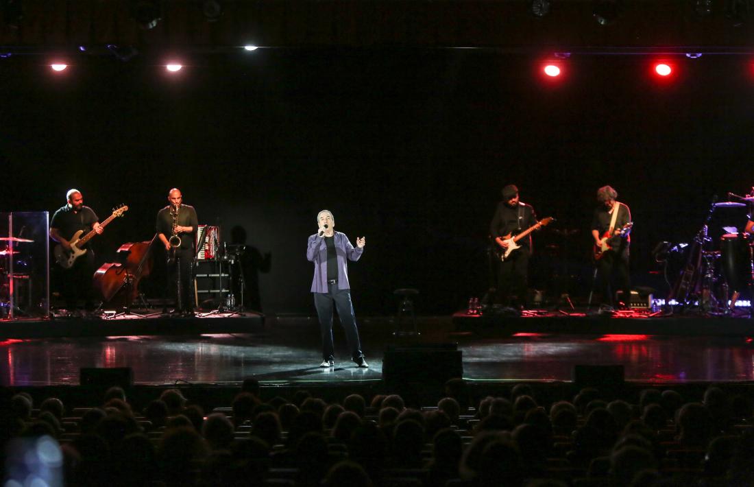 Perales va esperar als bisos per cantar ‘Un velero llamado Libertad’, ‘¿Y cómo es él?’ i ‘Te quiero’.
