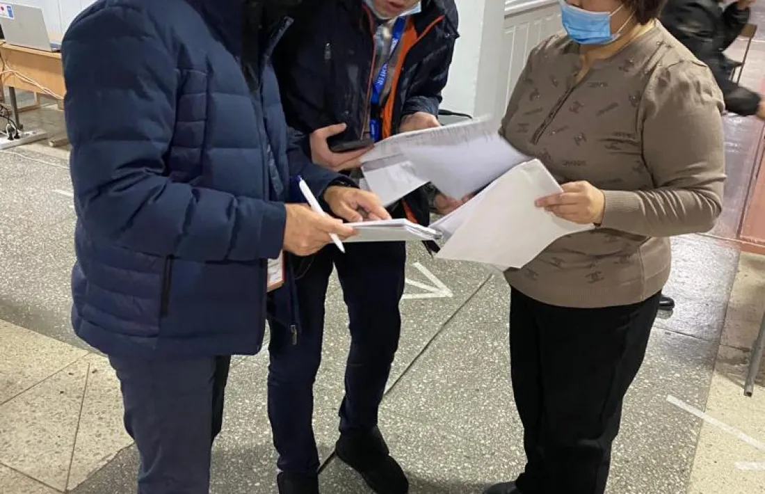 Pere López exercint com observador electoral a un col·legi de Cholpon-Ata. 