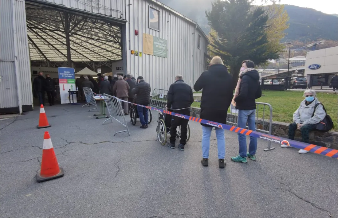Persones fent cua al centre de vacunació per rebre la tercera dosi del vaccí.