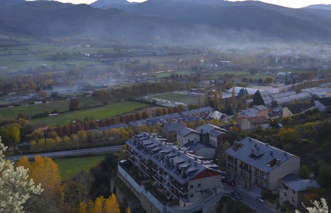 La manca d’habitatge assequible és un dels principals problemes per a moltes famílies de la capital alturgellenca.