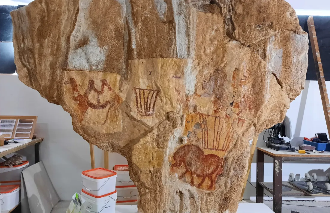 La figura del camell, inconfusible i pelet incongruent, a la rèplica que Guillamet i el seu equip prepearen a Montignac.