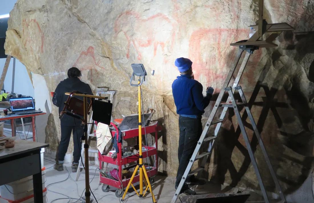 Per reproduir les pintures es projecten fotografies d’alta definició sobre una estructura de resina que replica exactament la roca.