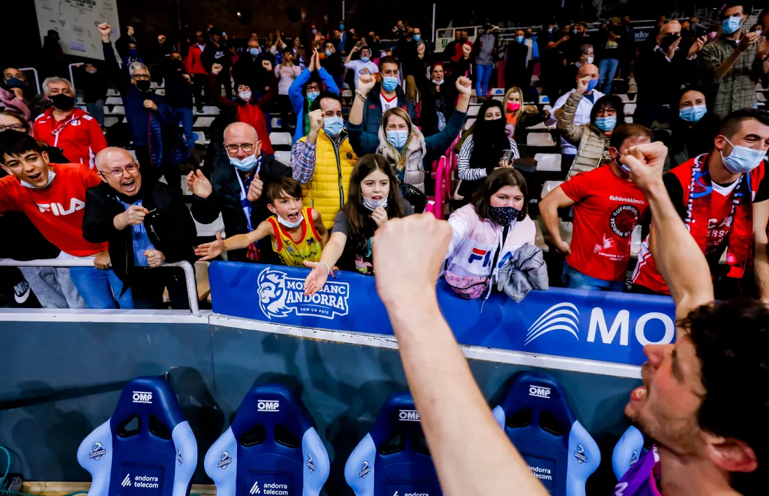L’aler català Oriol Paulí celebra l’últim triomf del BC MoraBanc amb l’afició al Poliesportiu d’Andorra.Foto: ACB Photo / Martín Imatge