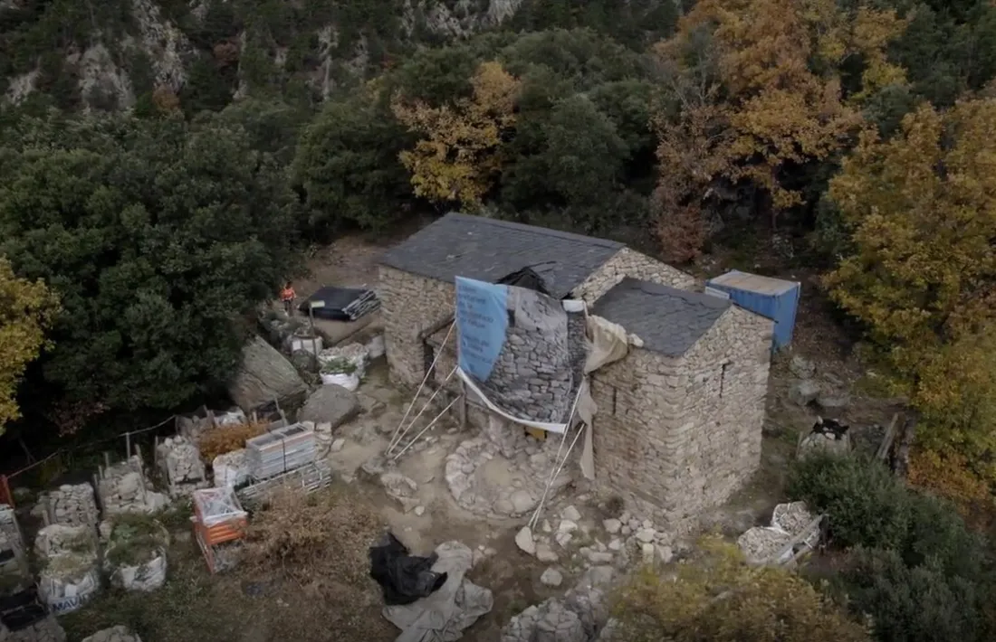 Vista a ull de dron del jaciment de Sant Vicenç, amb el forat que va deixar el campanar.