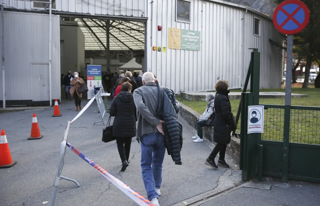 Persones fent cua al centre de vacunació.